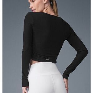 ALO Yoga Gather Women's Elegant Black Long Sleeve Tee